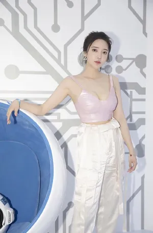 张璇成熟性感活动照图片_2