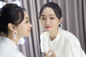 何泓姗清新靓丽写真图片_2