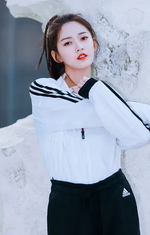 陈钰琪休闲运动风写真图片