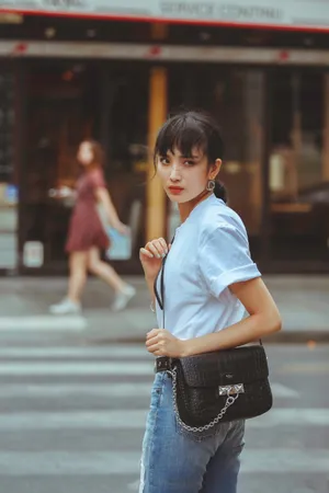 王紫璇酷美街头写真图片_2
