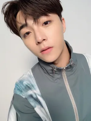 陈立农清新阳光自拍图片