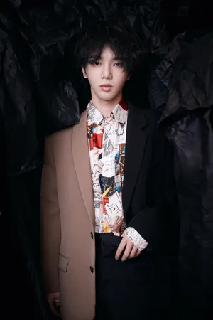 华晨宇文雅潇洒写真图片_3