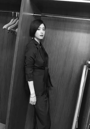 蒋欣时尚干练西装写真图片_5