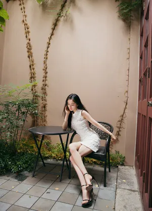 杨幂优雅性感古堡写真图片