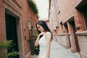 杨幂优雅性感古堡写真图片_2