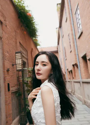 杨幂优雅性感古堡写真图片_5