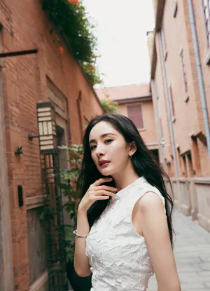 杨幂优雅性感古堡写真图片_7