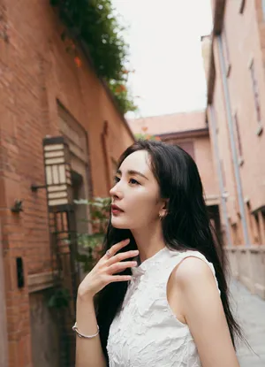 杨幂优雅性感古堡写真图片_8