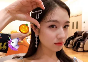 李兰迪俏皮甜美自拍照图片