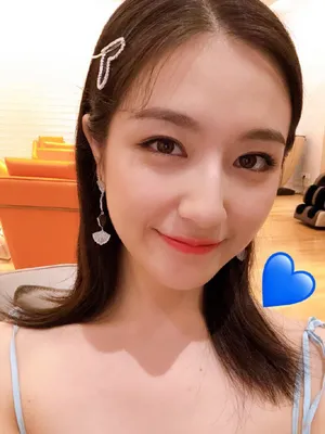 李兰迪俏皮甜美自拍照图片