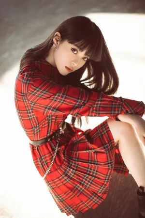 欧阳娜娜齐刘海时尚性感写真