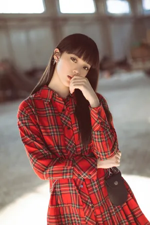 欧阳娜娜齐刘海时尚性感写真_2