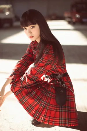 欧阳娜娜齐刘海时尚性感写真_4