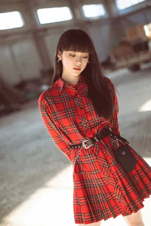 欧阳娜娜齐刘海时尚性感写真_5