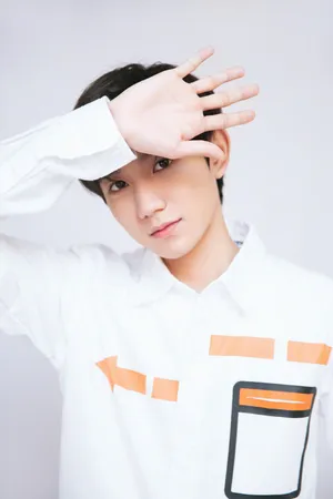 王源简约小清新写真图片