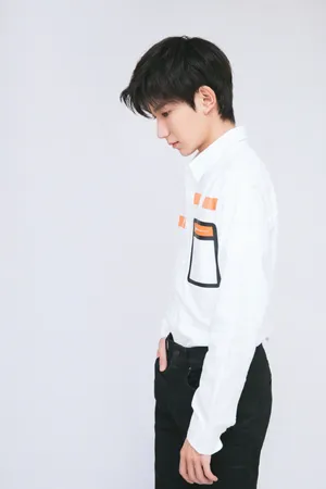 王源简约小清新写真图片