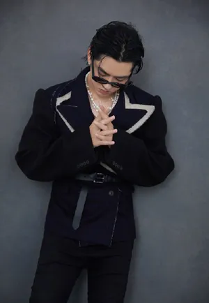 吴亦凡珍珠项链黑西装精致帅气写真