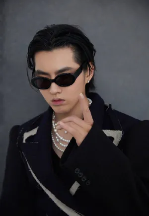吴亦凡珍珠项链黑西装精致帅气写真_2