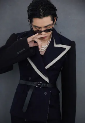 吴亦凡珍珠项链黑西装精致帅气写真_4