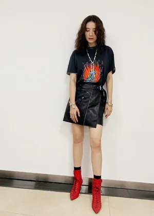 宋佳皮裙短靴气质写真图片_3