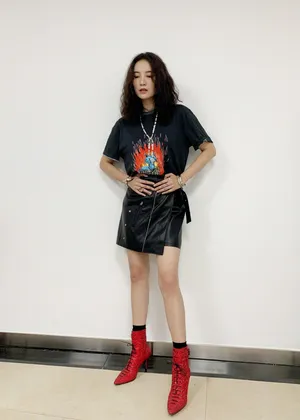 宋佳皮裙短靴气质写真图片_4