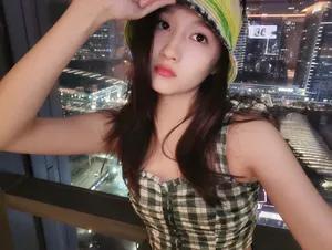 关晓彤清爽俏皮自拍照图图片