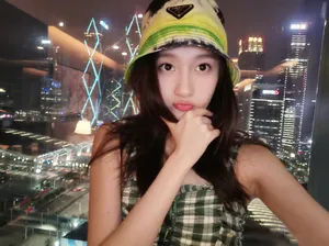 关晓彤清爽俏皮自拍照图图片