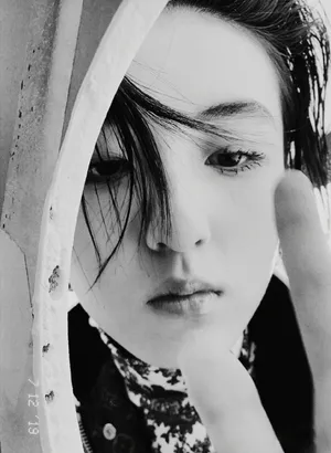 张子枫黑白个性写真图片_1