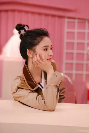 林允《亲爱的结婚吧》丸子头图片