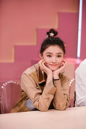 林允《亲爱的结婚吧》丸子头图片_2