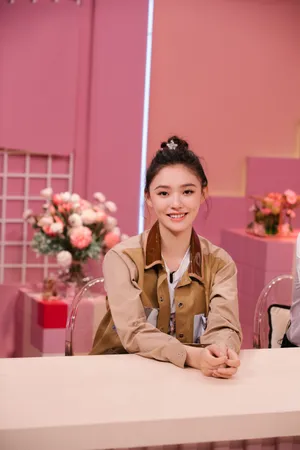 林允《亲爱的结婚吧》丸子头图片_3