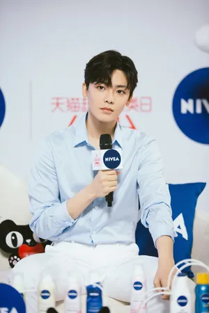 侯明昊妮维雅帅气代言图片_2