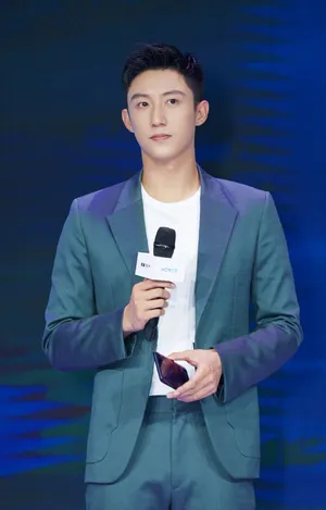 黄景瑜帅气养眼活动照图片_2