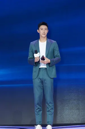 黄景瑜帅气养眼活动照图片_3