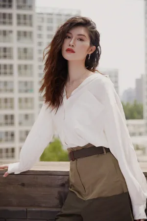 何穗简约干练街拍图片