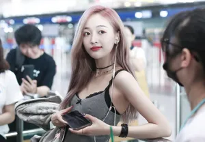 吴宣仪可爱性感机场街拍图片_3