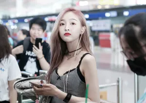 吴宣仪可爱性感机场街拍图片_5