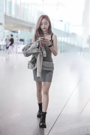 吴宣仪可爱性感机场街拍图片_7