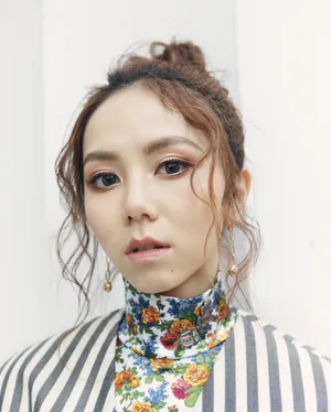 邓紫棋复古少女风写真图片_2