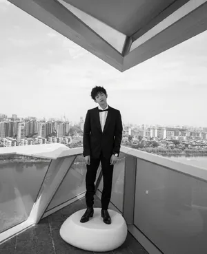 王源沉稳正装礼服写真图片_2