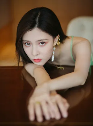 宋妍霏清爽时髦写真图片