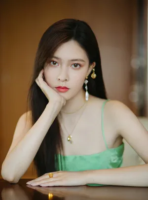 宋妍霏清爽时髦写真图片