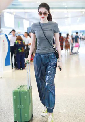 何穗机场甜美性感街拍图片_2