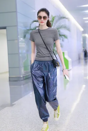 何穗机场甜美性感街拍图片_3