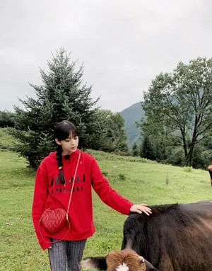 欧阳娜娜乡间休闲随性图片