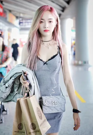吴宣仪甜美机场街拍写真图片_1