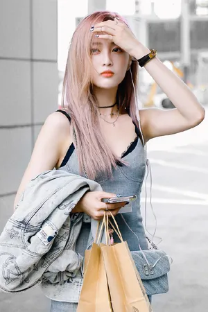 吴宣仪甜美机场街拍写真图片_4