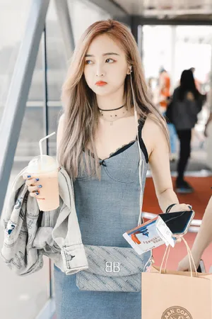 吴宣仪甜美机场街拍写真图片_6
