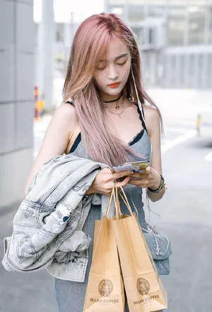 吴宣仪甜美机场街拍写真图片_7