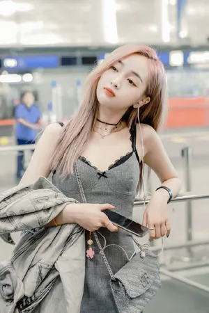 吴宣仪甜美机场街拍写真图片_8